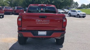 2024 GMC Canyon AT4X 4 ประตู รุ่น Crew Cab ขับเคลื่อน 4 ล้อ พร้อมใบรับรอง สภาพดี ใช้งานมาแล้วอย่างเหมาะสม เกียร์อัตโนมัติ พวงมาลัยซ้าย เบาะหนังสีเข้ม เทอร์โบ ระบบขับเคลื่อนอัตโนมัติแบบ AWD - Product Image 5