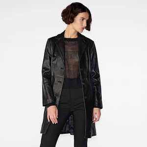 เสื้อแจ็คเก็ตคอปกแบบวาร์ซิตี้สำหรับผู้หญิง ทำจากหนังแกะแท้และหนังแท้  ระบายอากาศได้ดี เป็นมิตรกับสิ่งแวดล้อม พร้อมการตกแต่งที่สมบูรณ์แบบ - Product Image 4