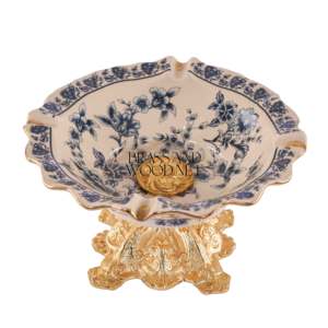 Cendrier de luxe en laiton doré avec un design en porcelaine florale style européen classique et base décorative ornée - Product Image 1