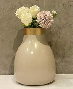 Vase à fleurs en métal de fabricant OEM avec reliefs floraux sculptés et éclat métallique conçu pour la décoration intérieure de luxe - Product Image 1