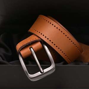 Cinturón de Cuero Crazy Horse para Hombre Signature SB02 Marrón, Lujoso y Formal, de Cuero Vacuno Genuino con Material de Diamantes de Imitación - Product Image 1