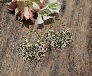 2025 nouveauté boucle d'oreille en laiton de qualité supérieure conception perforée mignonne antique au prix de gros - Product Image 2