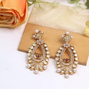 Pendientes de Diseño de Alta Calidad con Acabado Dorado y Piedras de Moissanita, Colección para Bodas y Fiestas para Mujeres y Niñas - Product Image 2
