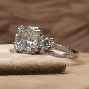 Anillo de compromiso para mujer con diamante cultivado en laboratorio de corte redondo y estilo de tres piedras, engaste de oro rosa con puntas. - Product Image 2