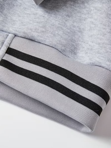 Veste coupe-vent unisexe style varsity, gris et blanc, manches à col rabattu, vêtement décontracté pour l'automne, coupe régulière, polyester tricoté sur le devant - Product Image 6