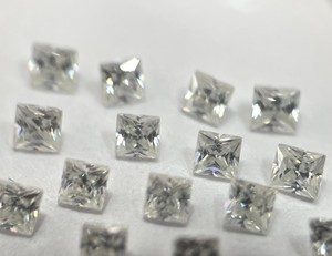 จตุรัสตัดเพชรโมอิส2.50มม. สีขาวกับจตุรัสโมอิสซาไนต์บริสุทธิ์ - Product Image 6