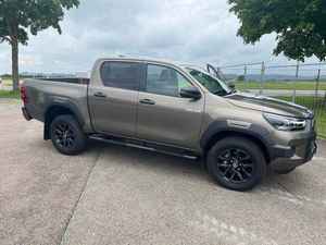 HILUX SUV USADO 4x4 AWD >8L 2024 Asientos de Cuero Control de Crucero ACC Automático Cámara Trasera 360° Pantalla Táctil 4.5L Euro IV - Product Image 2