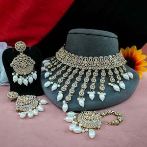 Juego de collar de perlas con Maang Tikka, perla de la mejor calidad, circón y acabado dorado rico Kundan que crea un aspecto real y refinado - Product Image 2