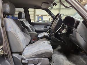 Toyota Hilux d'occasion 1998, automatique, conduite à gauche, pneus turbo R18, porte-bagages en alliage d'aluminium, sièges en tissu, essence - Product Image 2