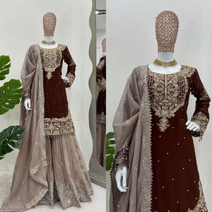 Buscando este hermoso traje de diseñador del mismo color en tela de imitación Georgette con interior y codificación y trabajo de secuencia con perla - Product Image 1