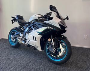 Prix réduit CFMotos 675SR-R 675SR-R 2025 Disponible pour l'expédition dans le monde entier - Product Image 1