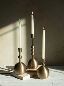 Porte-bougie à gravité en bois et en laiton de style moderne du milieu du siècle. Designs uniques disponibles à des prix de gros. - Product Image 6