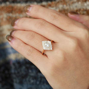Bague de fiançailles en moissanite taille ovale avec halo floral, vintage, plaquée platine et rhodium, testée au diamant, adaptée pour un mariage, fine - Product Image 1