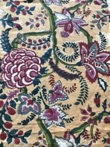 Tela de Algodón Estampada a Mano con Diseño Floral de Vid Multicolor Inspirado en la Mughal sobre Base Beige - Product Image 4