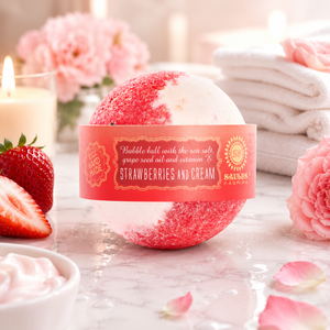 Bola de Baño de Sal Marina Artesanal Premium de Lujo con Aroma a Crema de Fresas para 145g, Hidratante y Bienestar, Hecho en la UE - Product Image 1