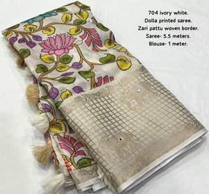 Saree in Seta Morbida <span class=keywords><strong>Dolla</strong></span> da Donna con Pattu Tessuto Zari e Bordo, e Lavorazione a Specchio Aari sul Pallu del Saree - Disponibile - Product Image 3