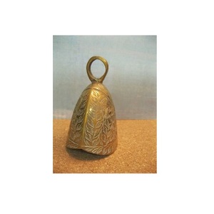 Campanas colgantes de vaca de latón con encanto étnico utilizadas para decoración de adoración cultural espacios sagrados o temas rústicos Boho para el hogar - Product Image 1