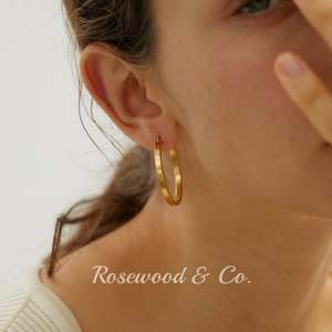 Orecchini a Cerchio Leggeri e Semplici in Oro, Antiossidanti, Delicati per Uso Quotidiano, Impermeabili, Regalo Perfetto per la Mamma - Product Image 1