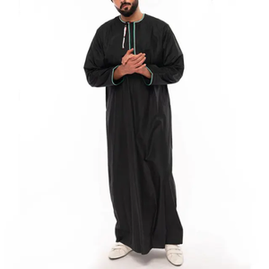 Derniers modèles Thobe Jubbah pour homme Demi-manches confortables Logo personnalisé Qualité supérieure avec poches Vêtements pour homme grande taille - Product Image 1