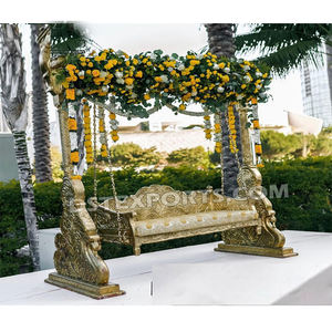 Balançoire en bois ravissante pour la cérémonie Haldi balançoire de paon doré pour les mariages superbe balançoire de mariage dorée pour la scène - Product Image 1