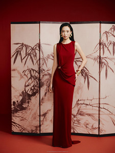 Robe moulante rouge bordeaux avec décoration de boutons métalliques d'un fabricant local vietnamien avec un MOQ faible - Product Image 2