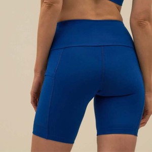 Pantalones cortos de gimnasio para mujer de cintura alta personalizados OEM poliéster LICRA transpirable con decoración de patrones para entrenamientos de fitness hechos en Pakistán - Product Image 3