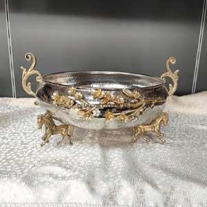 Vente en gros de bol de service de forme ronde en verre transparent de haute qualité avec base en métal plaqué or - Product Image 4