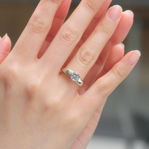 Diamante cultivado en laboratorio de corte redondo de 0,90 quilates con juego de bisel de plata 925 Anillo de compromiso Diseño de filigrana Anillo Vintage para tu amor - Product Image 6