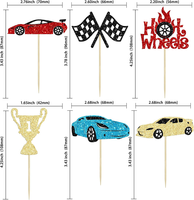 Rendez votre fête à thème de course excitante avec des décorations de cupcake de voiture de course avec des drapeaux de feux de circulation volants et des trophées