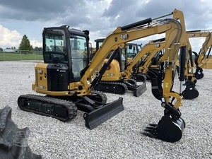 รถขุดขนาดเล็ก CAT 303.5 แบบตีนตะขาบ พร้อมบุ้งกี๋และเครื่องตัดหญ้า สำหรับงานก่อสร้างในฟาร์ม - Product Image 1