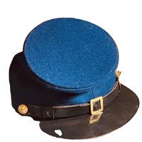Parece ser una reproducción de una gorra de forja modelo 1858 de la Federación, también conocida como un kepi.