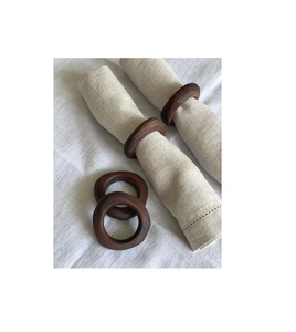 Servilleteros de madera natural de estilo bohemio para mesas eclécticas con texturas de madera en bruto y encanto terroso - Product Image 6