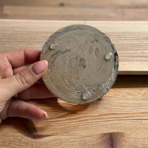 Ensemble de 4 sous-verres ronds Jesmonite avec support, aspect marbre, sous-verres pour café, thé, verres avec poignée - Product Image 2