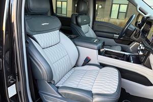 Ford F-450 Super Duty Limited 4x4 d'occasion en bon état, 2024, moteur V8 turbodiesel 6,7 litres haute performance, 4 roues motrices, pack tout-terrain FX4 - Product Image 5