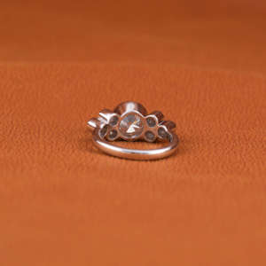 Bague de fiançailles personnalisable en plaqué or massif 14 carats avec trois pierres cultivées en laboratoire, serti de lunette luxueux certifié IGI - Product Image 4