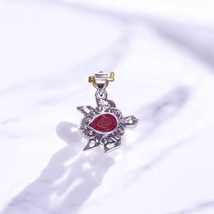 จี้รูปเต่าเงินแท้ 925 ประดับพลอยธรรมชาติหลายชนิด ได้รับการรับรองจากผู้ตรวจสอบอิสระ ตัวเลือกแบบฝังขอบรูปเต่า - Product Image 4