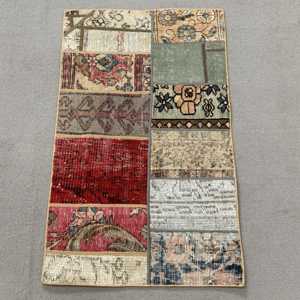 Alfombra Turca, Alfombra Pequeña de 1.7x2.9 pies, Alfombra Roja con Diseño de Patchwork - Product Image 1