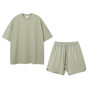 Ensemble décontracté homme : T-shirt à manches courtes et short uni, personnalisable avec logo brodé, col rond, respirant, 100 % polyester, idéal pour l'été - Product Image 1