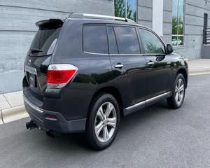 Toyota Highlander SUV d'occasion 2013 avec faible kilométrage - Product Image 3