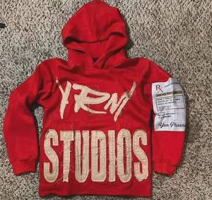 Sweats à capuche personnalisés ornés de strass, pulls en molleton lourd de luxe en gros avec un placement unique du logo en cristal - Product Image 1