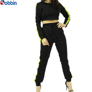 Ensemble de survêtement streetwear d'hiver pour femmes, logo personnalisé, boutons-pression intégrés, pantalon de jogging long à coupe courte, 2 pièces, polaire écologique - Product Image 3