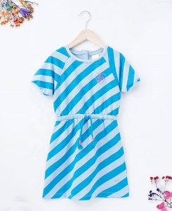 Robe d'été décontractée pour filles, en coton, bleue, à rayures diagonales, col rond, manches courtes, coupe trapèze, avec boutons au dos - Product Image 2