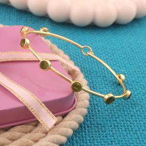 Pulsera abierta de moldavita verde natural en bruto, chapada en oro sobre latón, joyería minimalista hecha a mano, venta al por mayor. - Product Image 3