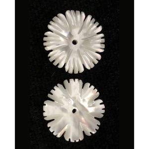 Perles en nacre blanche 017 en forme de fleur pour la fabrication de bijoux - Product Image 1