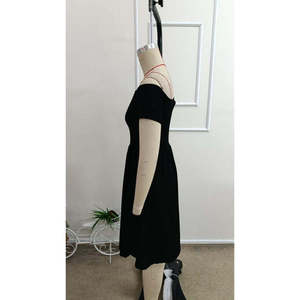 Robe courte en crêpe chatoyant à col Madonna et manches courtes pour femme, 38146 - Noir - Product Image 5