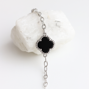 Pulsera de Cadena con Engaste de Trébol Verde y Negro Clásico de Rhaya Jewels, Plata de Ley Chapada en Rodio, Regalo de Boda, Joyería para Fiestas - Product Image 2