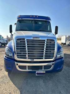 Camion à benne basculante Freightliner Cascadia d'occasion, prêt à travailler, modèle 2018, à vendre - Product Image 2