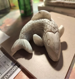 Pescado tallado a mano esteatita. Una encantadora pieza de arte popular con un patrón de escala texturizado. Gran decoración, a precios al por mayor - Product Image 1