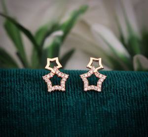 Boucles d'oreilles tendance en acier inoxydable plaqué or, clous en forme d'étoile, zircon, style minimaliste, à la mode - Product Image 1