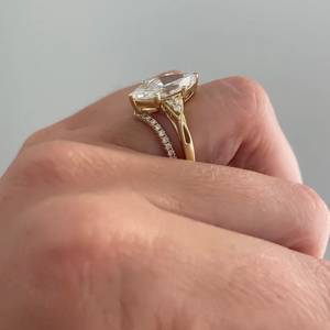 Anillo de Compromiso con Diamante de Laboratorio Marquise de 3.60 Quilates Certificado por IGI con Banda Cruzada - Product Image 5